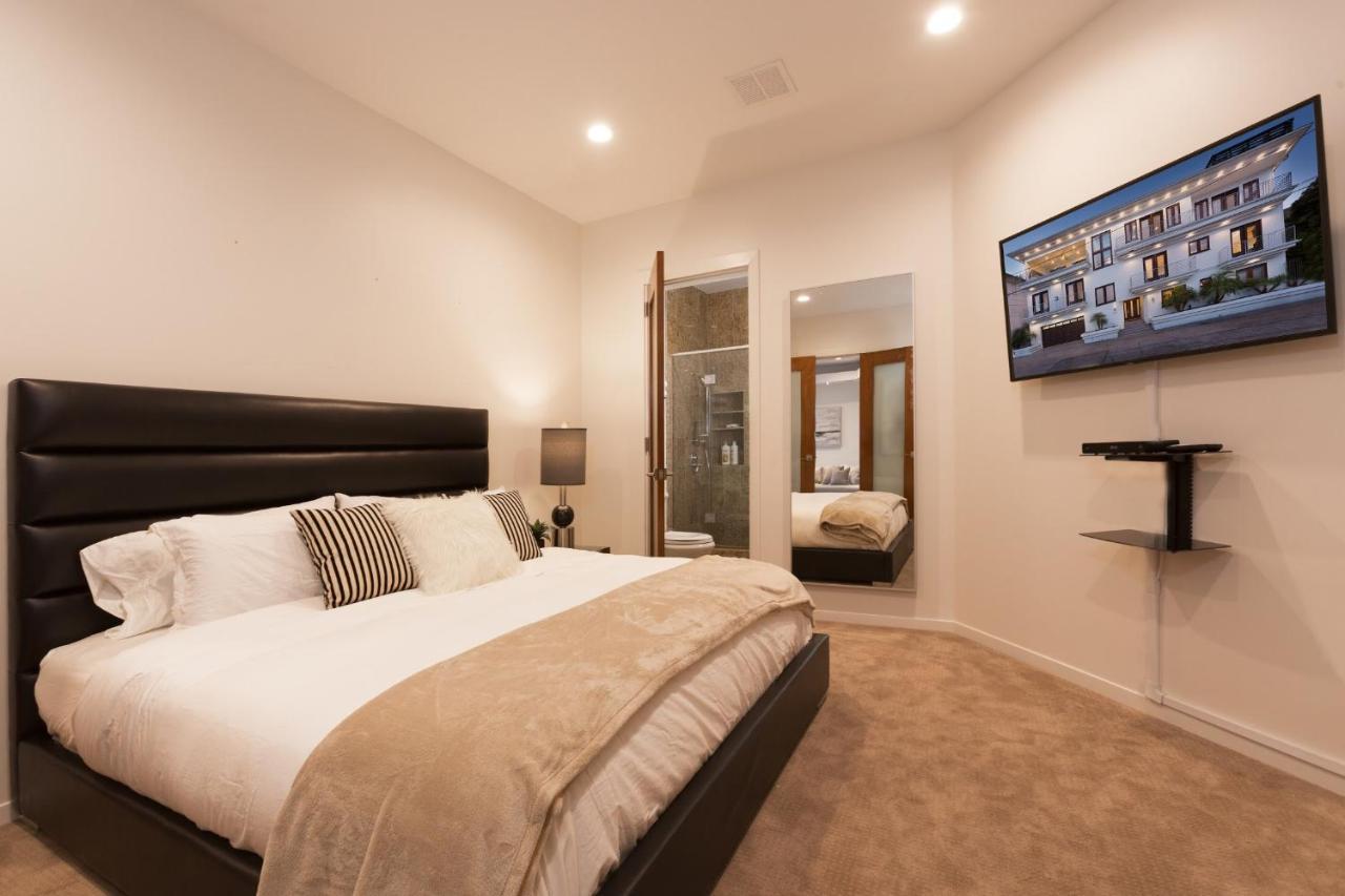 Hollywood Hills With La City Views *